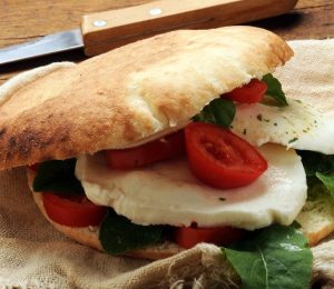 Puccia pugliese con mozzarella e rucola ft0208_9885 Cucina Pugli Puccia pugliese con mozzarella e rucola ft0208_9885 Cucina Pugli